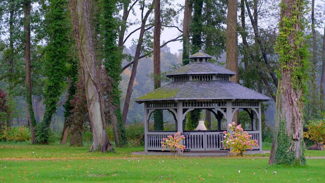 Pavilion vs. Gazebo: The Ultimate Comparison Guide for Homeowners