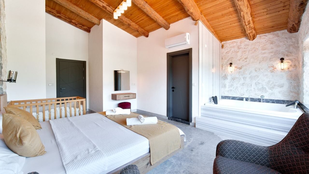 Bathtubs in the Bedroom: Design Ideas, Benefits, and Things to Consider