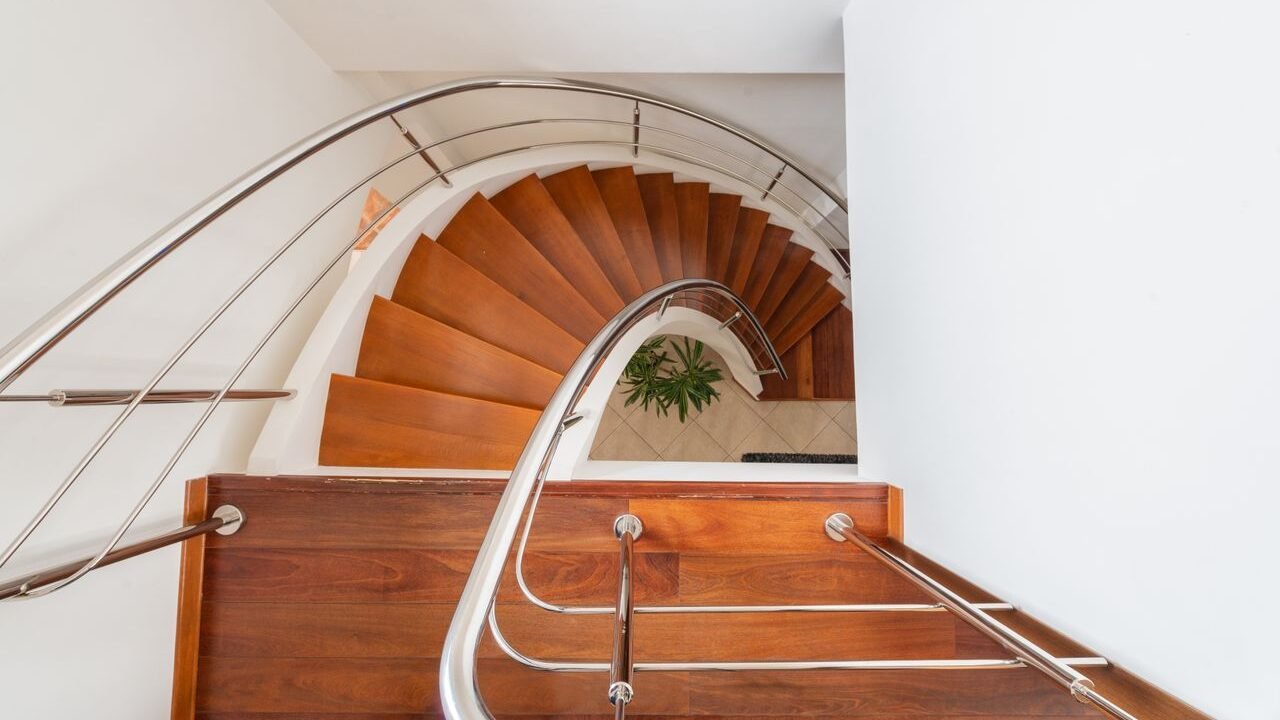 Balustrade Staircases Guide: Styles, Materials, and Design Ideas