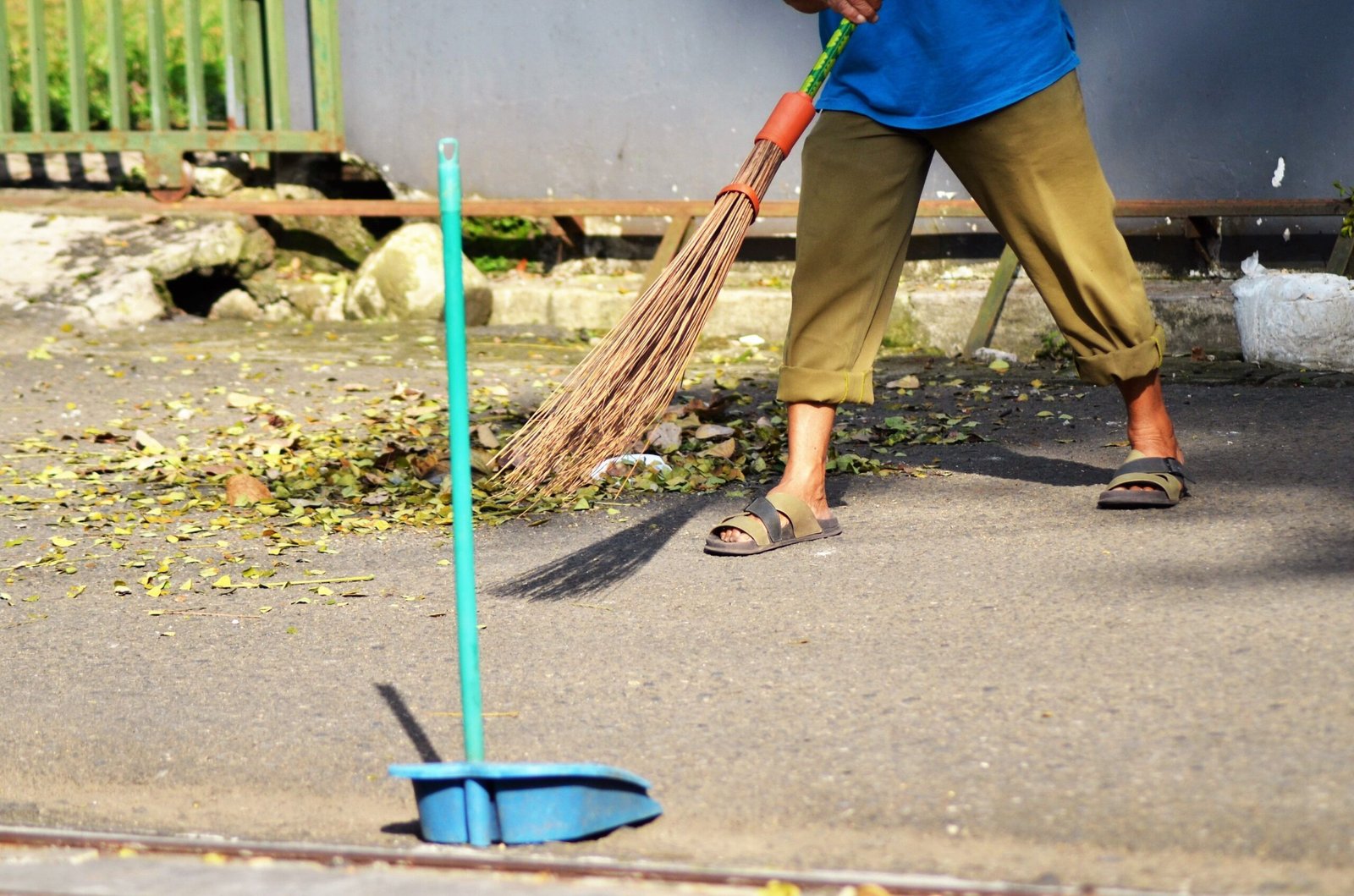 Sidewalk Cleaning: A Complete Guide to Removing Dirt, Stains, and Algae